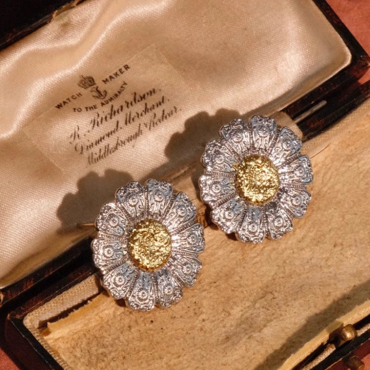 "Silver Plate Daisy" Retro Italian classic flower earrings cloth family style embossed gold and silver two-color high-end ear clip