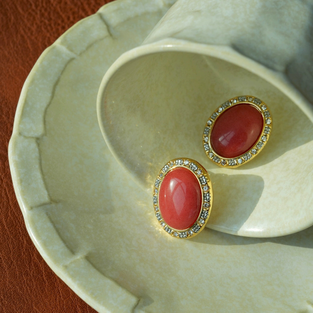 Light Jewelry Line "Hugh Hammersley" Retro Oval Earrings Gold and Silver Two-tone Gold-plated Watermelon Red Ear Clip