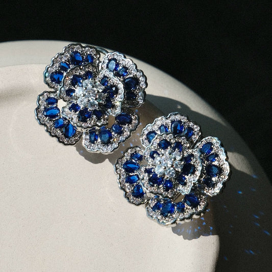 Antique line "Blue Camellia" Van Cleef & Arpels vintage jewelry Blue zircon heavy-duty wax inlaid ear clips