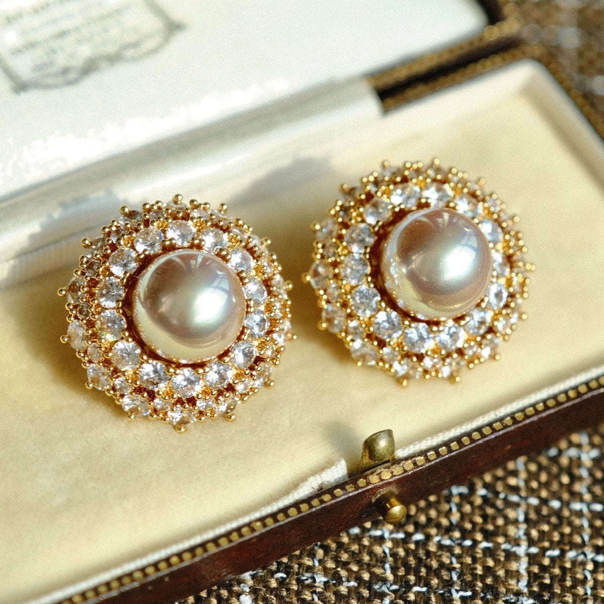 Antique line "Madrid Royal Palace" HW cream gold horse shell pearl earrings full of zircon gorgeous court style ear clips