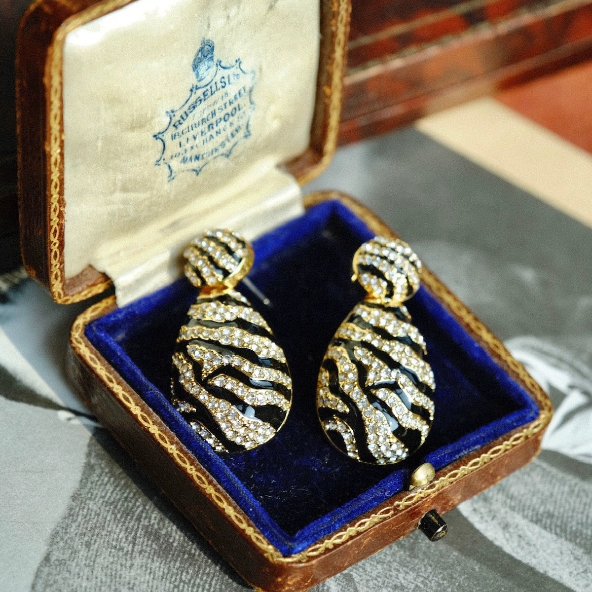 "Zebra" Vintage black and white zebra pattern pendant earrings Retro gorgeous enamel glaze diamond earrings