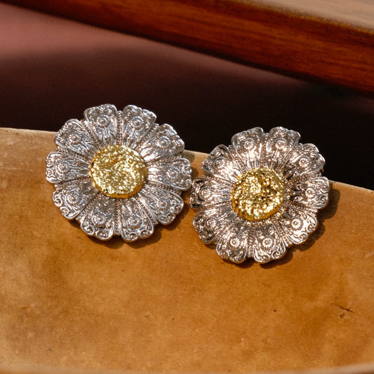 "Silver Plate Daisy" Retro Italian classic flower earrings cloth family style embossed gold and silver two-color high-end ear clip