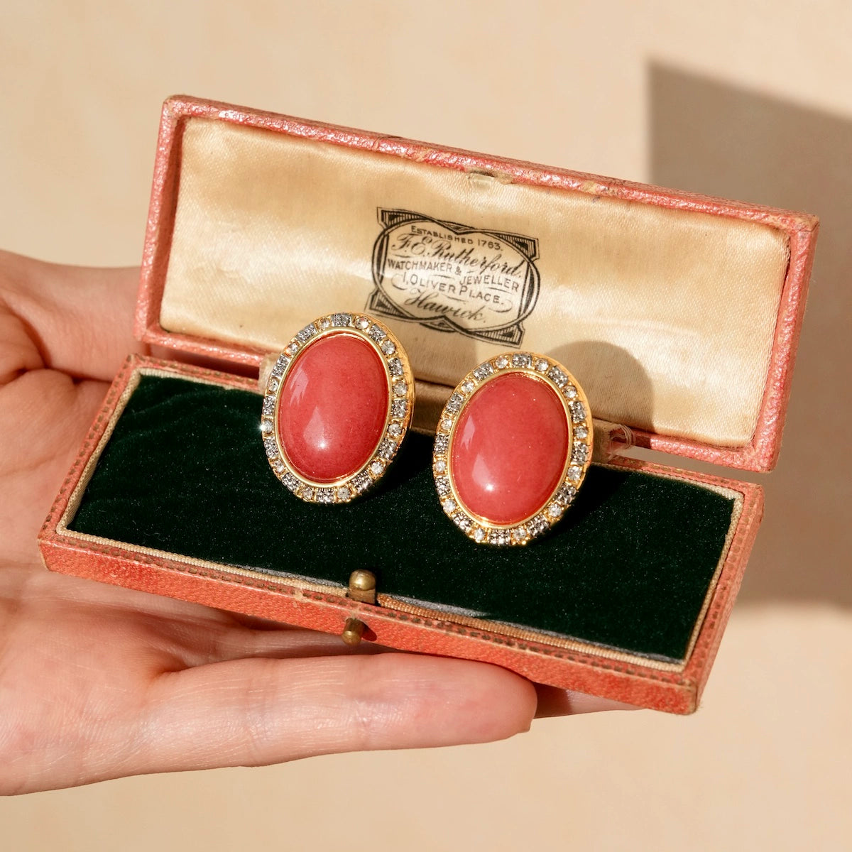 Light Jewelry Line "Hugh Hammersley" Retro Oval Earrings Gold and Silver Two-tone Gold-plated Watermelon Red Ear Clip