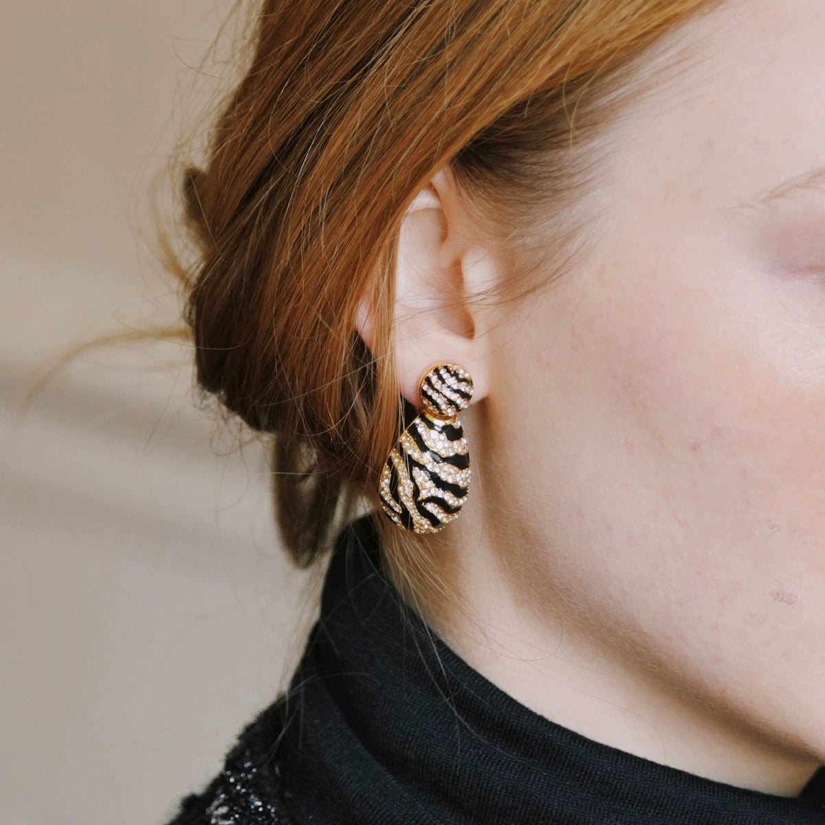 "Zebra" Vintage black and white zebra pattern pendant earrings Retro gorgeous enamel glaze diamond earrings