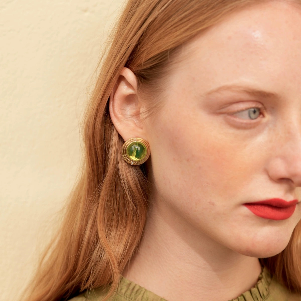 "Green Grapes" pays tribute to the vintage green jelly-feel earrings of Bvlgari, a classic commuter style for spring and summer