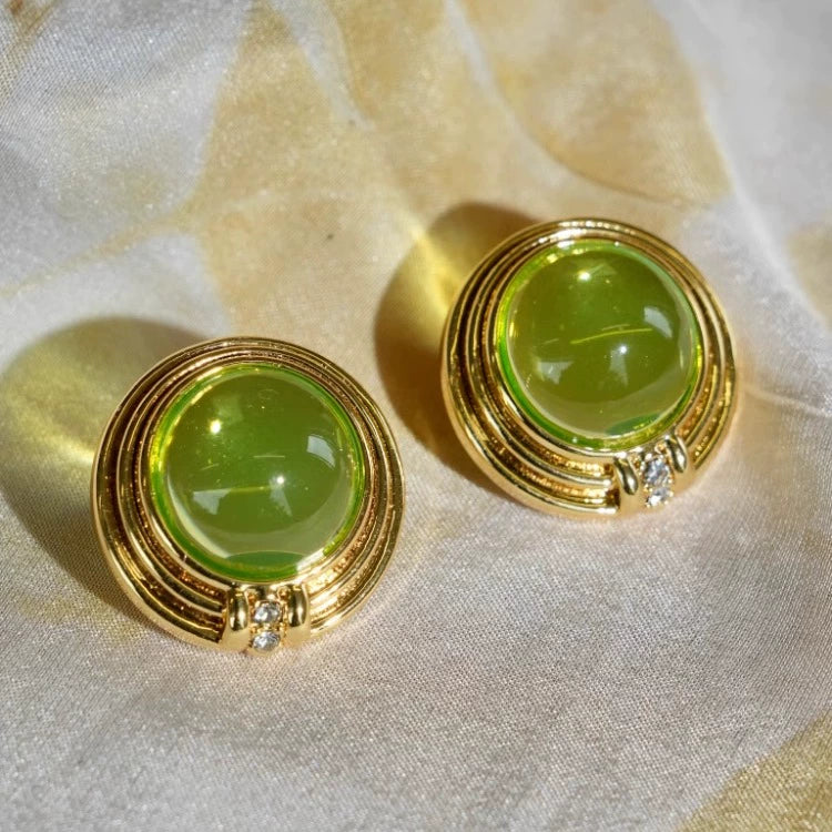 "Green Grapes" pays tribute to the vintage green jelly-feel earrings of Bvlgari, a classic commuter style for spring and summer