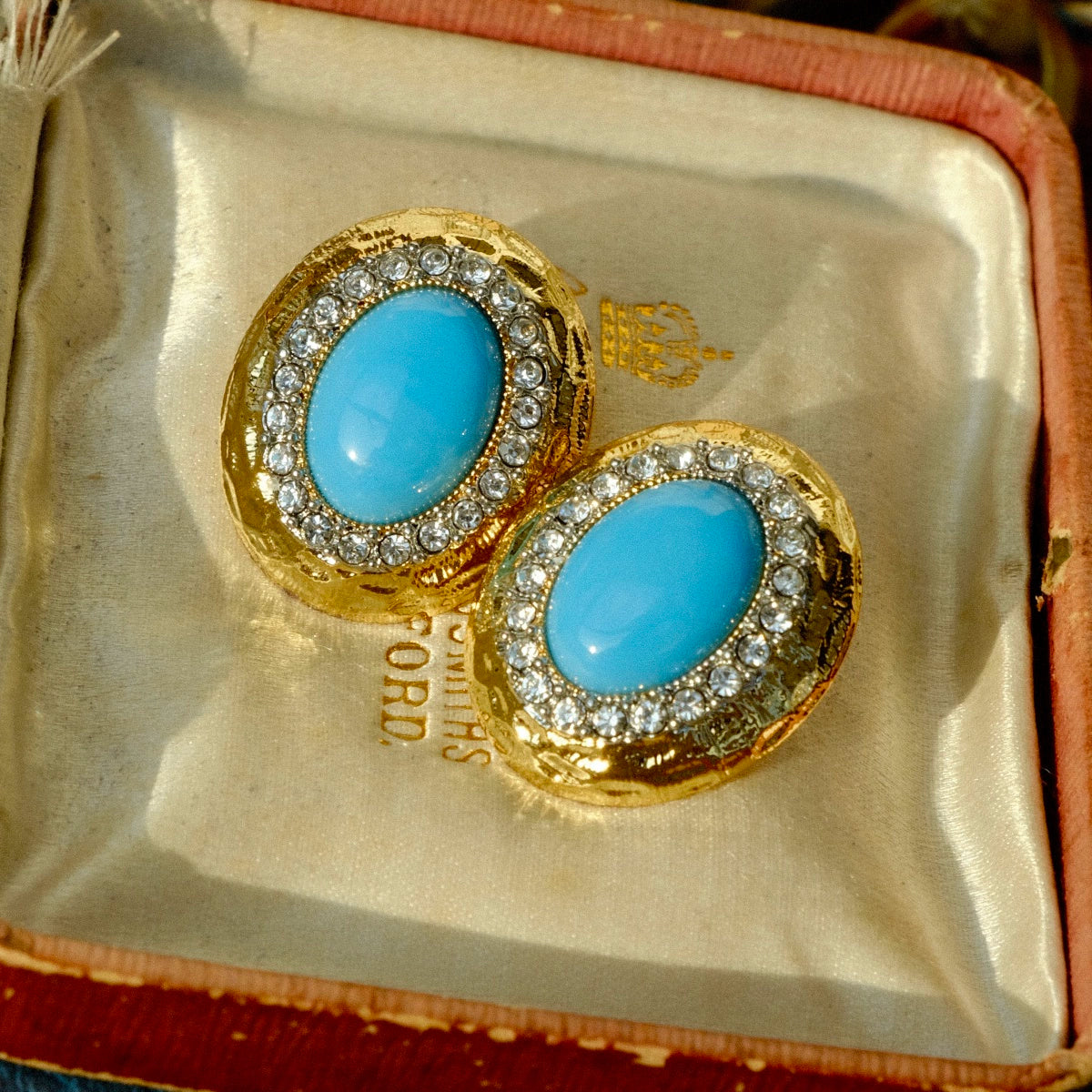 Light jewelry line "Hathor" retro gold and silver two-color gold-plated oval earrings turquoise blue retro hammered pattern