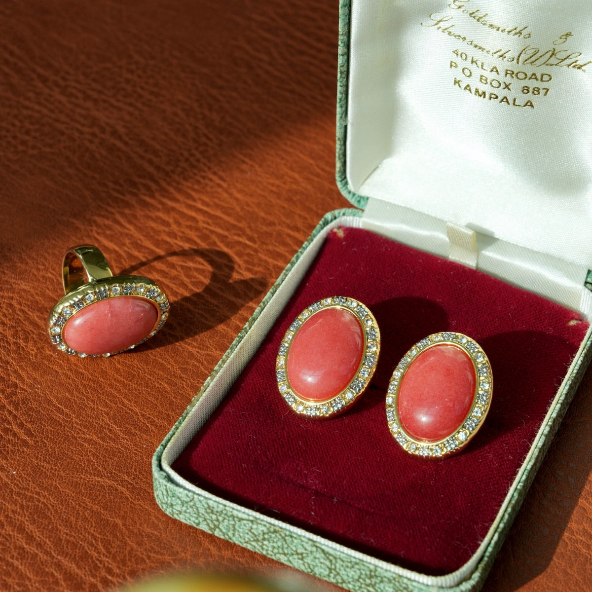 Light Jewelry Line "Hugh Hammersley" Retro Oval Earrings Gold and Silver Two-tone Gold-plated Watermelon Red Ear Clip