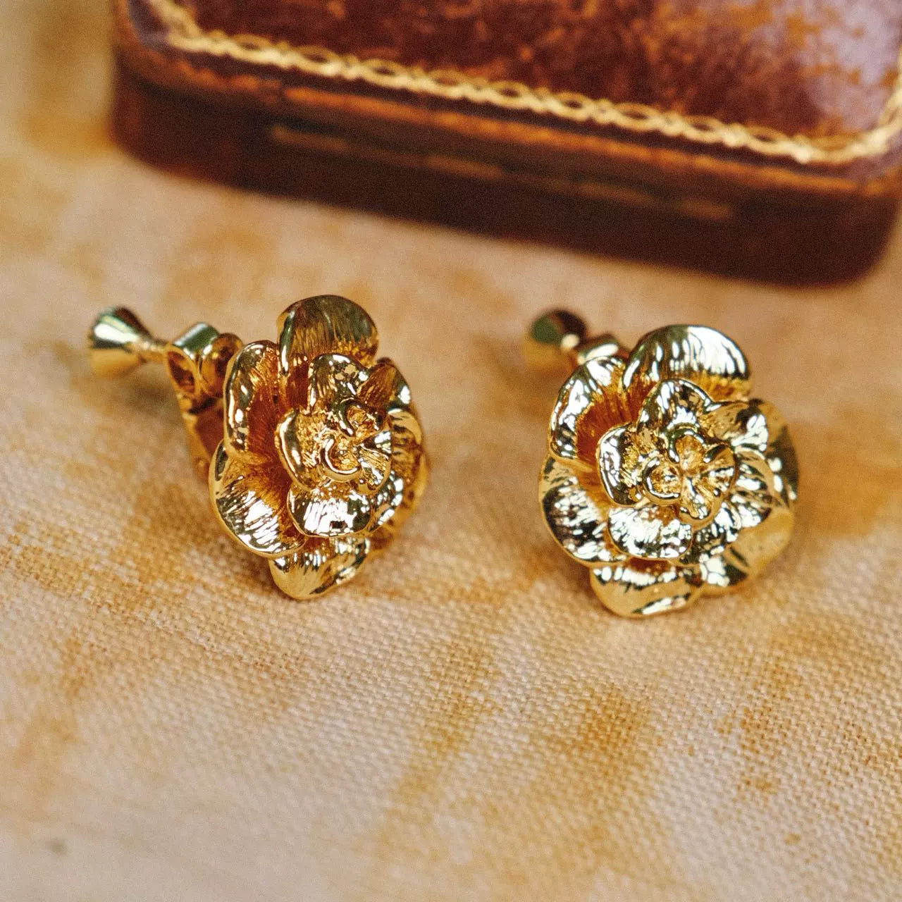 "Golden Gardenia" vintage French retro three-dimensional flower plain gold earrings earrings high-end commuting all-match