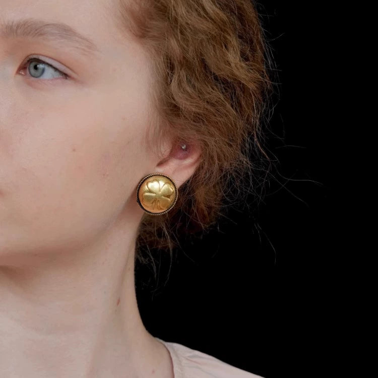 "Gold Coin Four-Leaf Clover" original retro round coin earrings niche literary four-leaf clover old gold-plated earrings ear clips