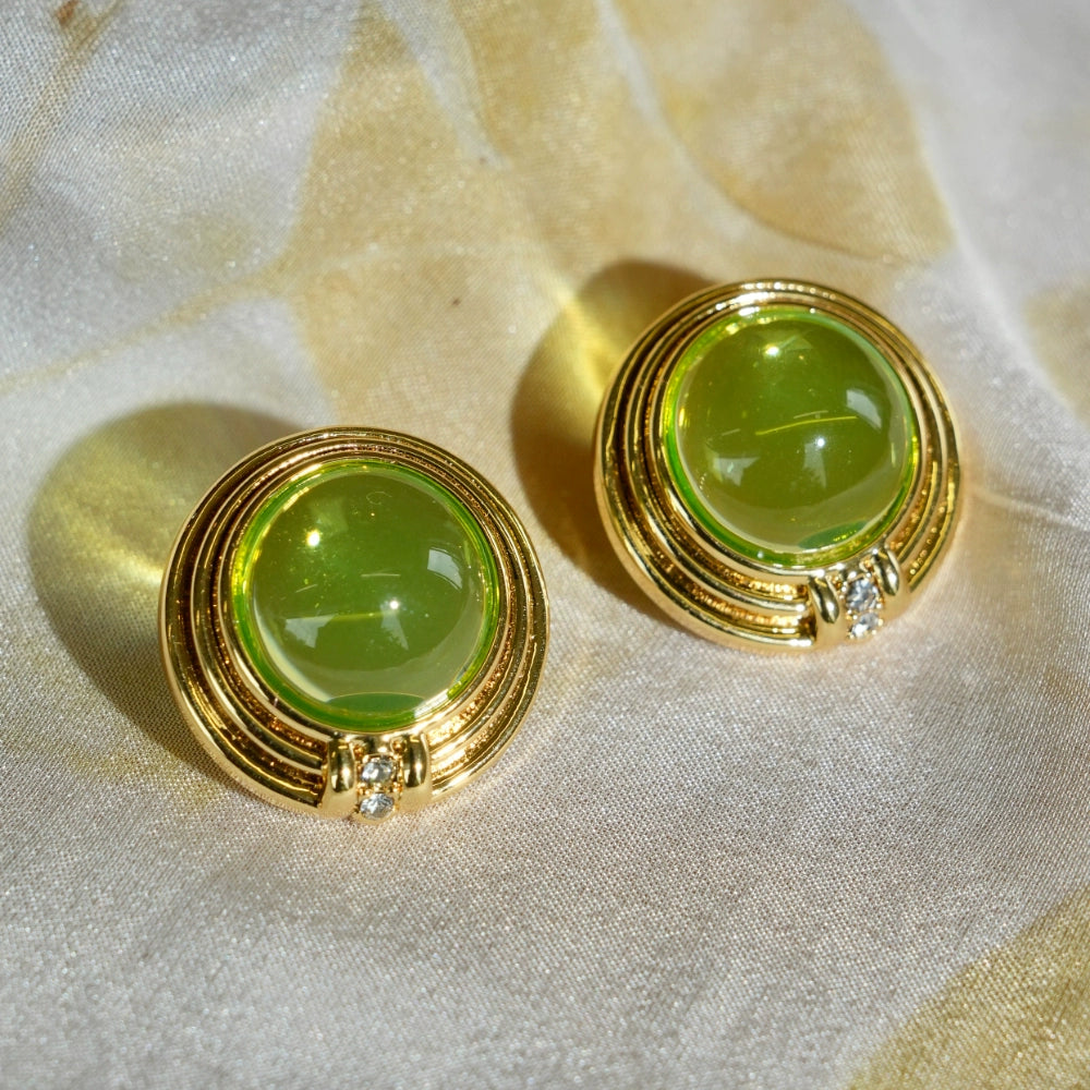 "Green Grapes" pays tribute to the vintage green jelly-feel earrings of Bvlgari, a classic commuter style for spring and summer