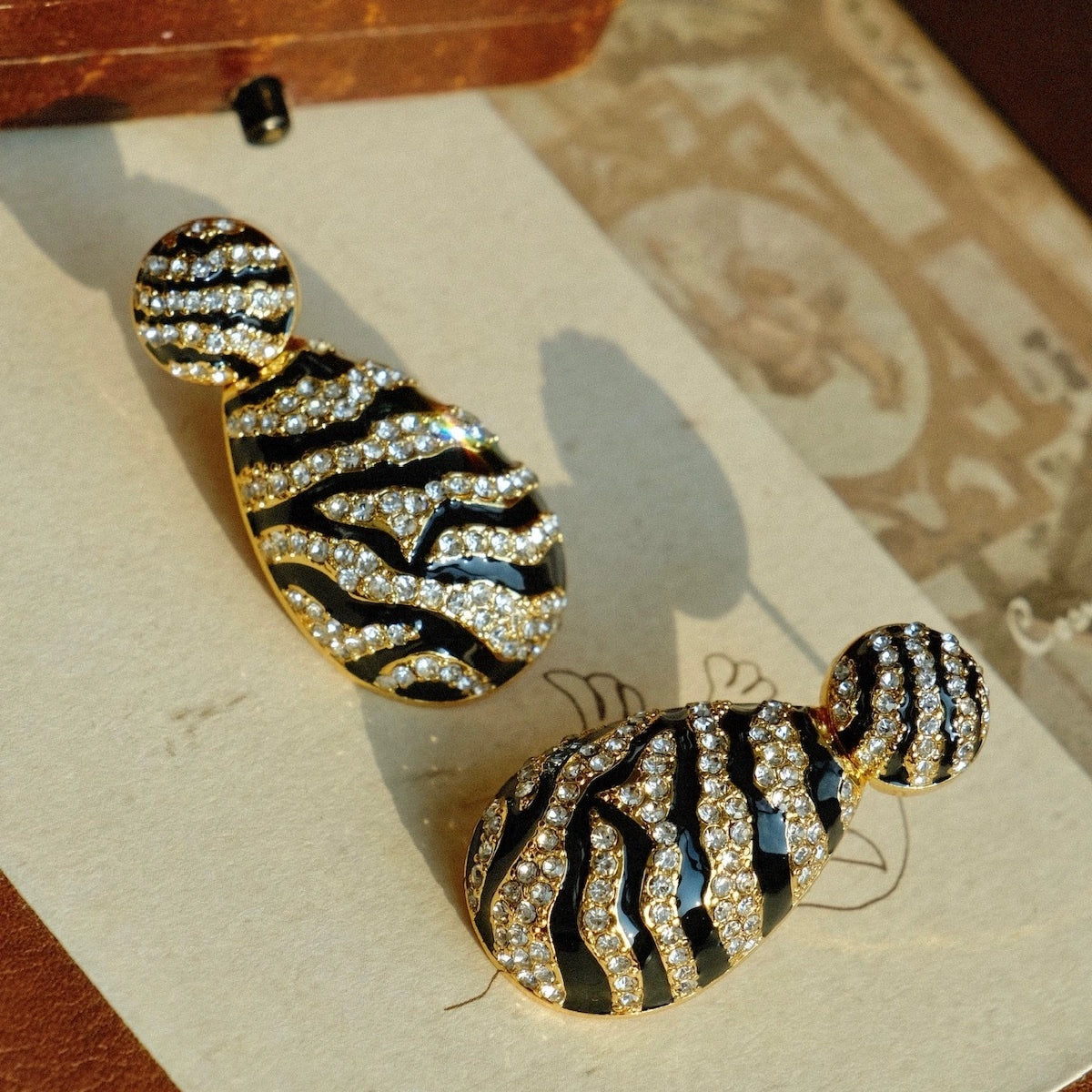 "Zebra" Vintage black and white zebra pattern pendant earrings Retro gorgeous enamel glaze diamond earrings