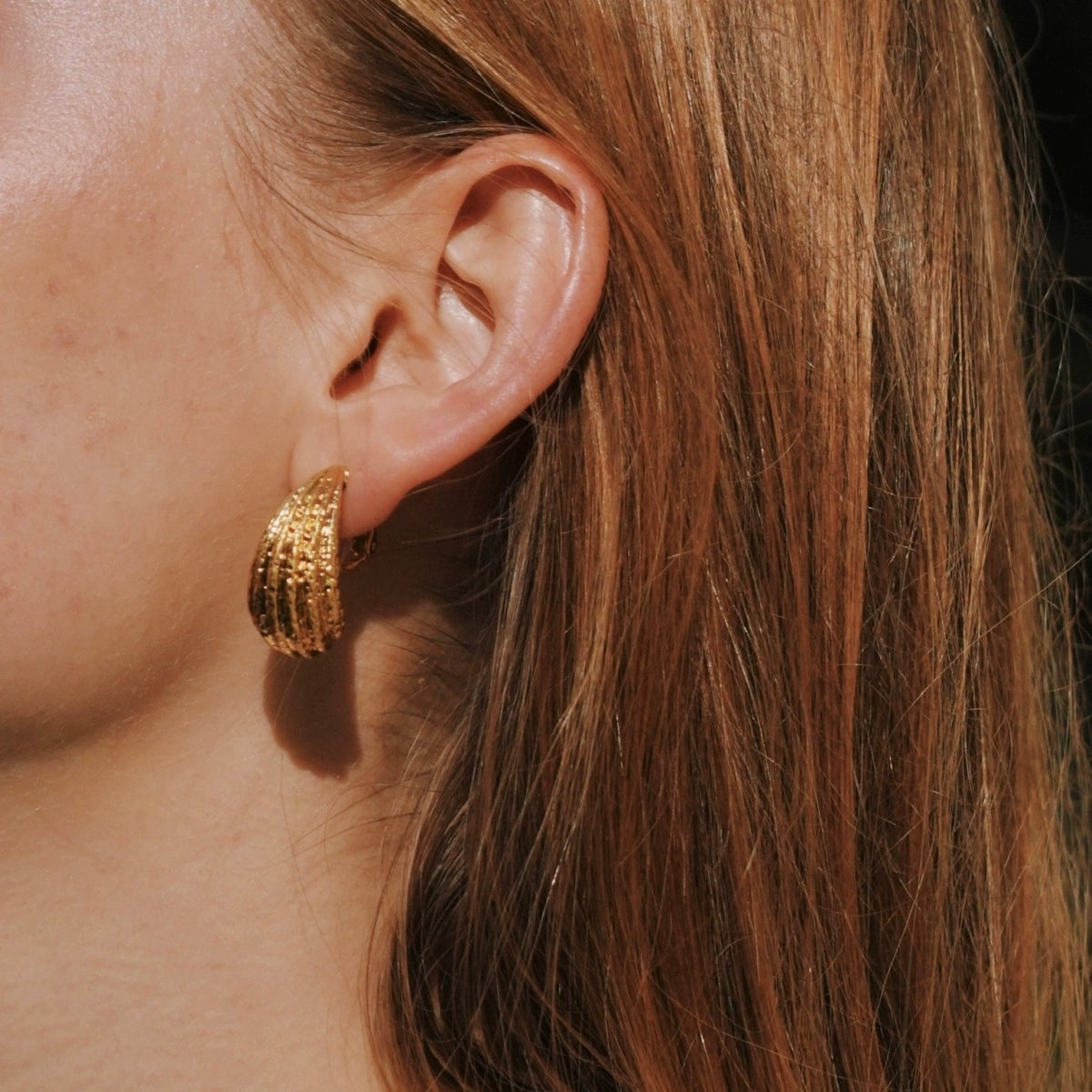 "Yuebanwan" Retro French Plain Gold C-shaped Earrings Three-dimensional Textured Niche High-end Temperament Earrings