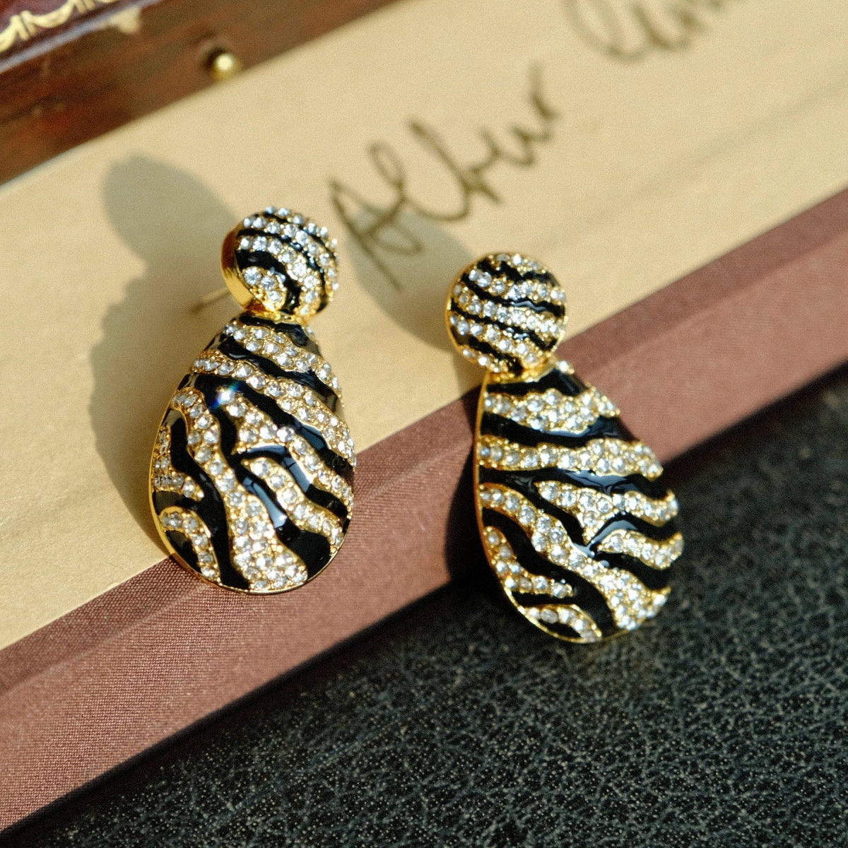 "Zebra" Vintage black and white zebra pattern pendant earrings Retro gorgeous enamel glaze diamond earrings