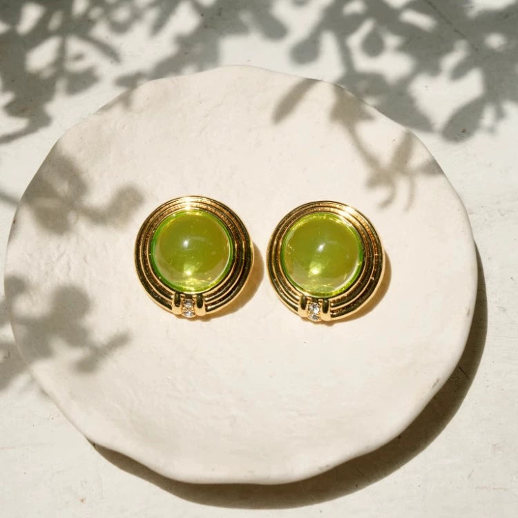 "Green Grapes" pays tribute to the vintage green jelly-feel earrings of Bvlgari, a classic commuter style for spring and summer