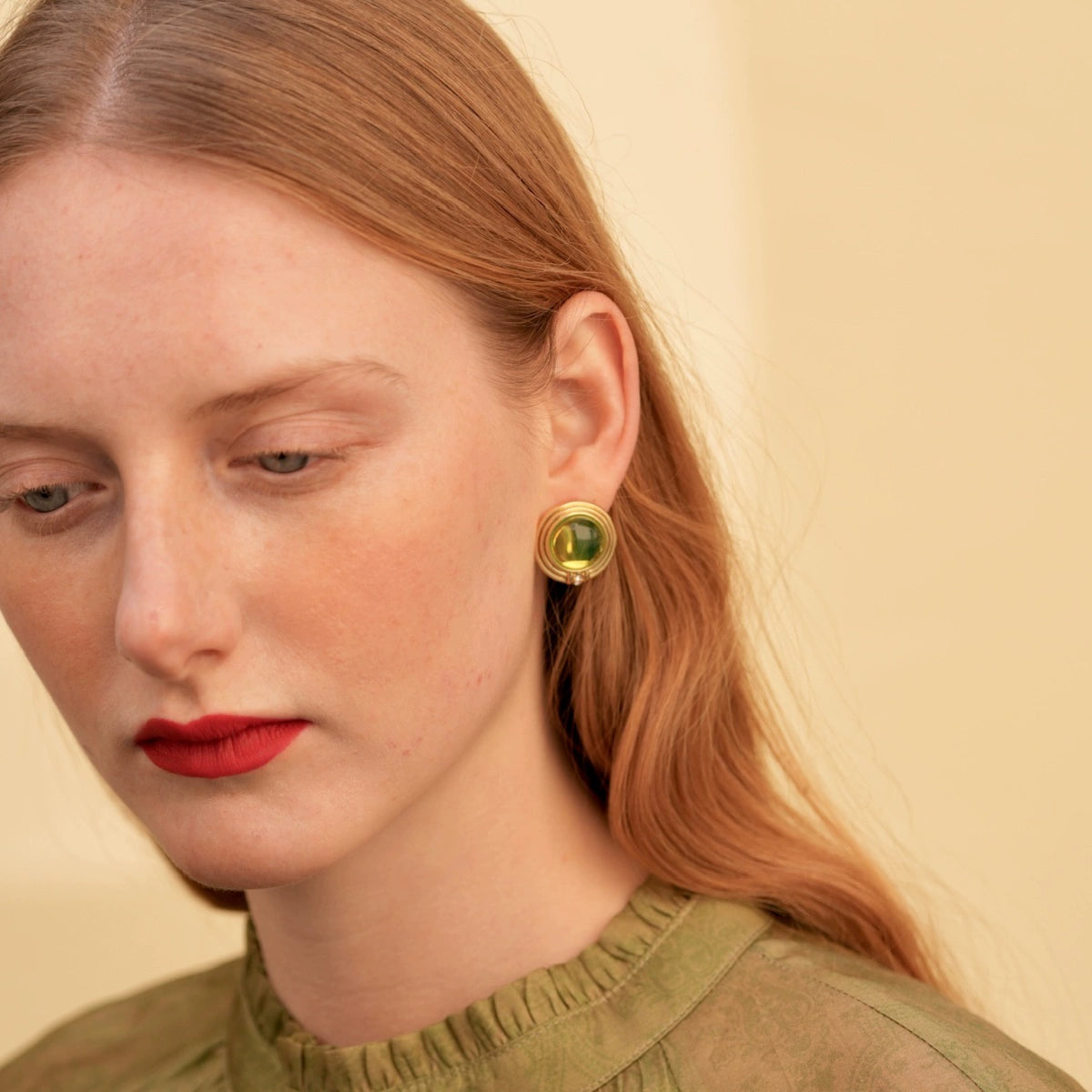 "Green Grapes" pays tribute to the vintage green jelly-feel earrings of Bvlgari, a classic commuter style for spring and summer