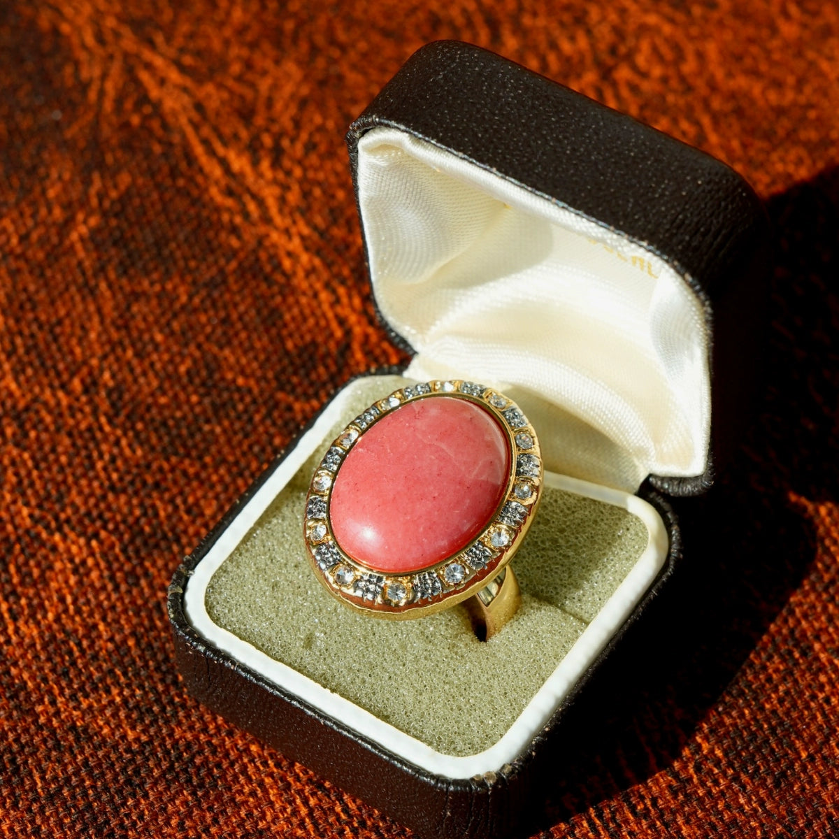 Light Jewelry Line "Hugh Hammersley" Vintage Oval Open Ring Gold and Silver Two-tone Gold-plated Watermelon Red