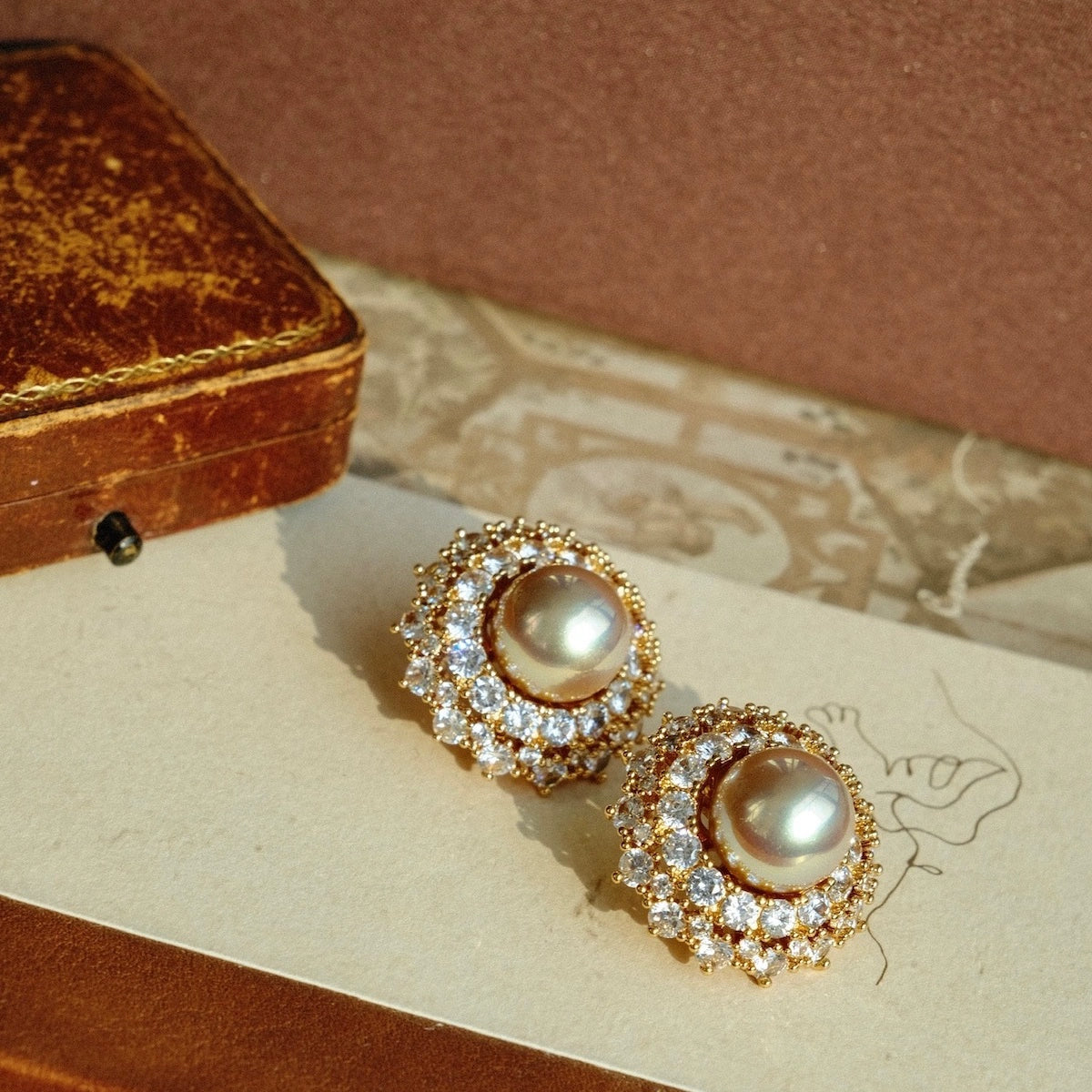 Antique line "Madrid Royal Palace" HW cream gold horse shell pearl earrings full of zircon gorgeous court style ear clips