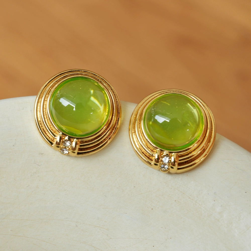 "Green Grapes" pays tribute to the vintage green jelly-feel earrings of Bvlgari, a classic commuter style for spring and summer