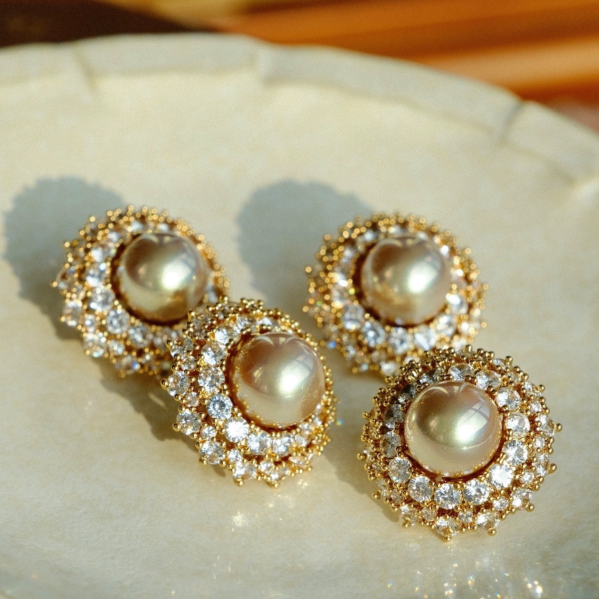 Antique line "Madrid Royal Palace" HW cream gold horse shell pearl earrings full of zircon gorgeous court style ear clips