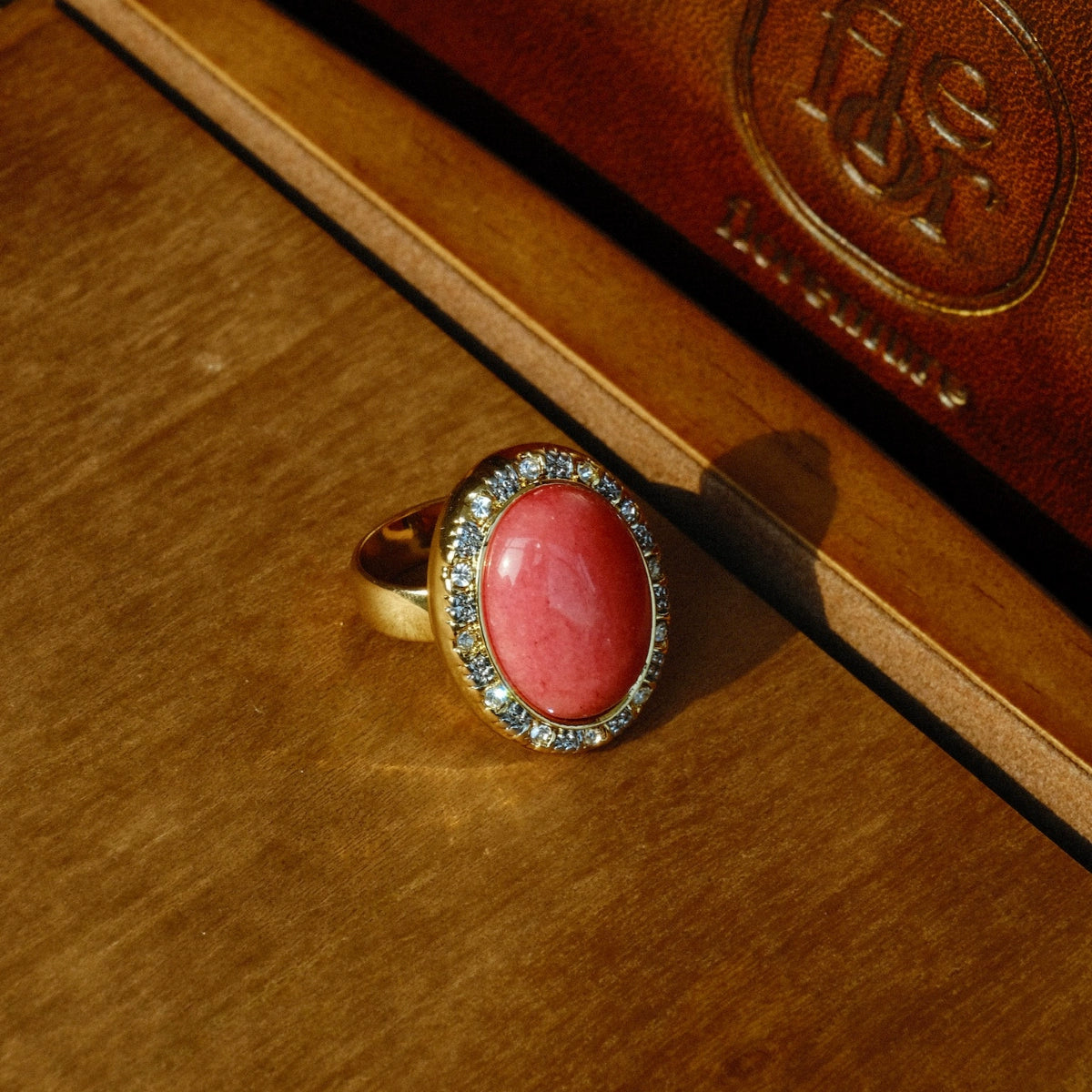 Light Jewelry Line "Hugh Hammersley" Vintage Oval Open Ring Gold and Silver Two-tone Gold-plated Watermelon Red