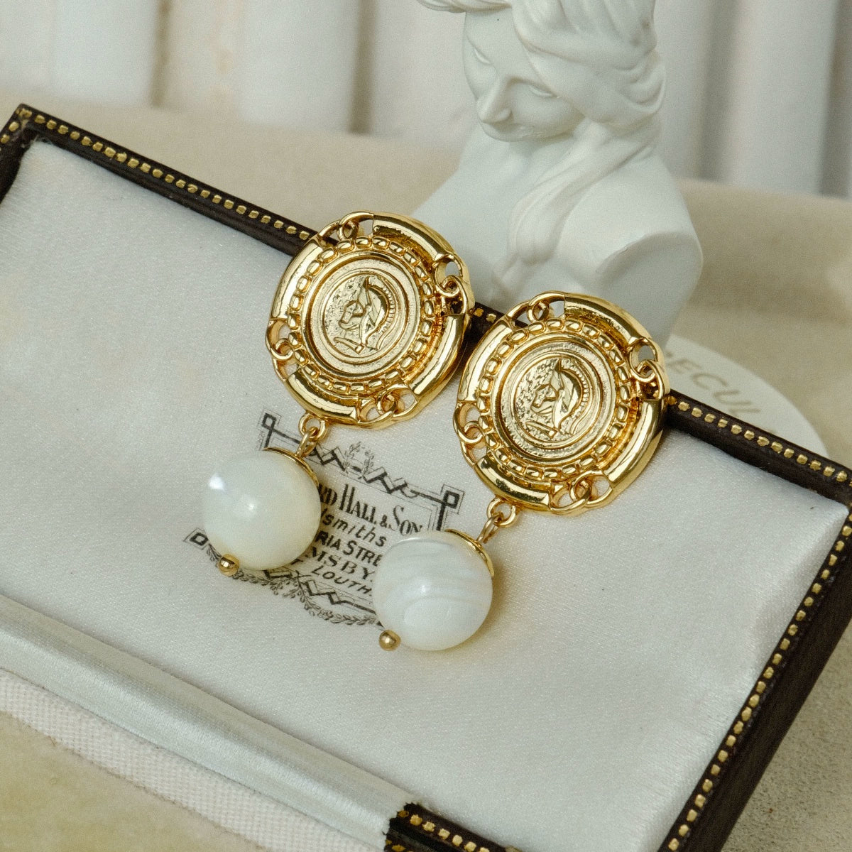 "Chivalry" Antique Natural Mother-of-Pearl Pendant Earrings Ancient Roman Gold Coin Three-Dimensional Portrait Relief Ear Clip